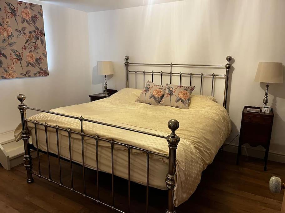 Byre - Farm Cottage On 9 Acre Equestrian Small Holding ซอลส์บรี ภายนอก รูปภาพ