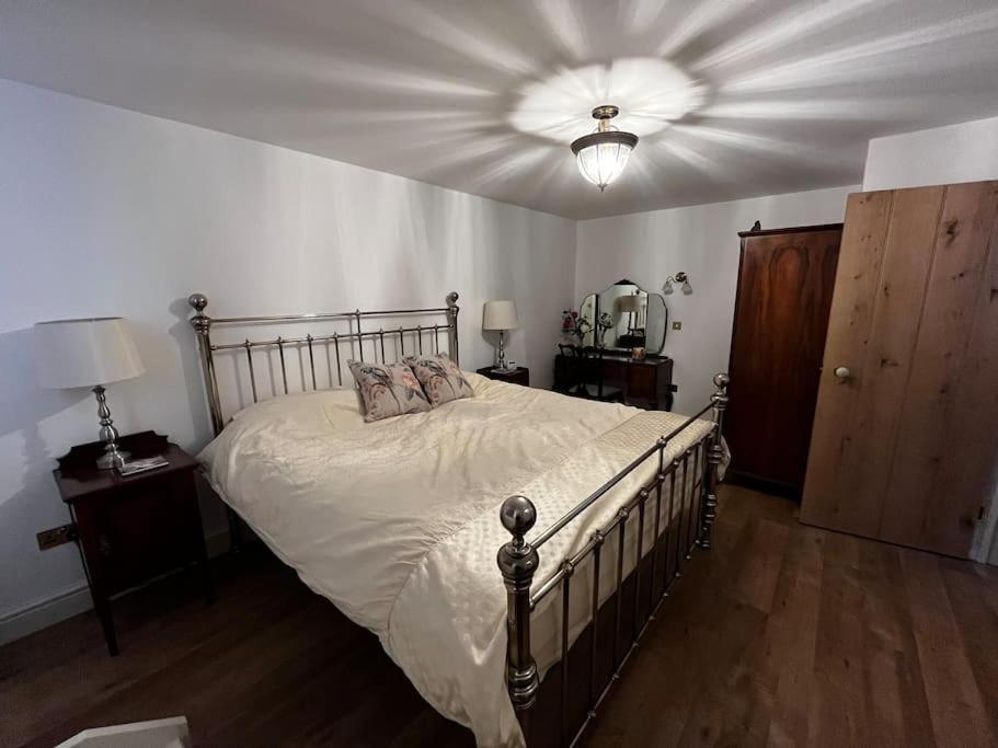 Byre - Farm Cottage On 9 Acre Equestrian Small Holding ซอลส์บรี ภายนอก รูปภาพ